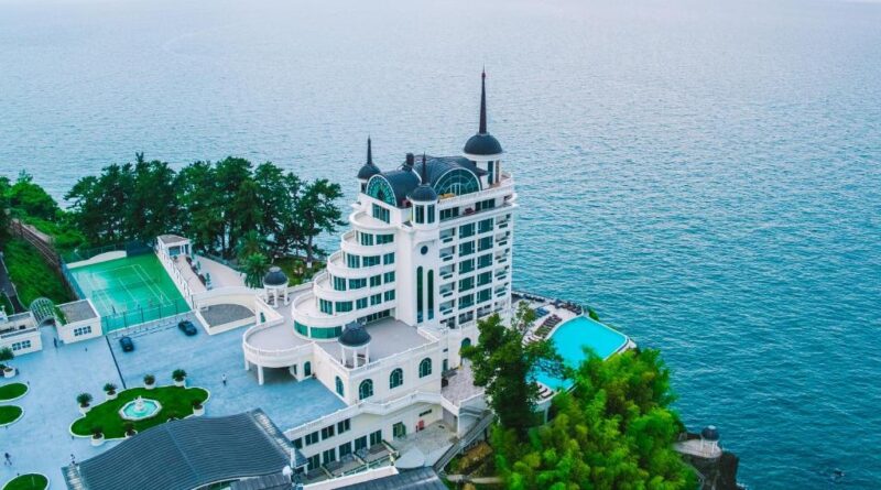 სასტუმრო Castello Mare Hotel ციხისძირში ზღვის პირას ჩოგბურთის კორტით