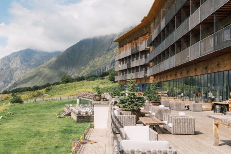 სასტუმრო Rooms Hotel Kazbegi მთის ხედით და ტერასით